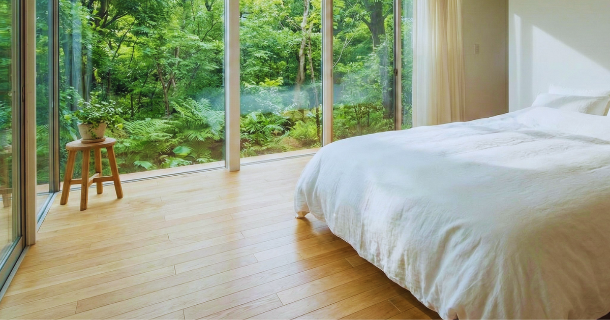 自然光が差し込む静かなベッドルームで、何もせず過ごす余白のある時間